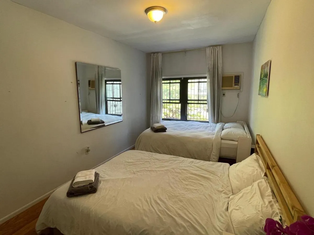 Accommodatie bij particulieren Spacious Bedroom For 4 In Shared Townhouse+Garden New York Verenigde Staten