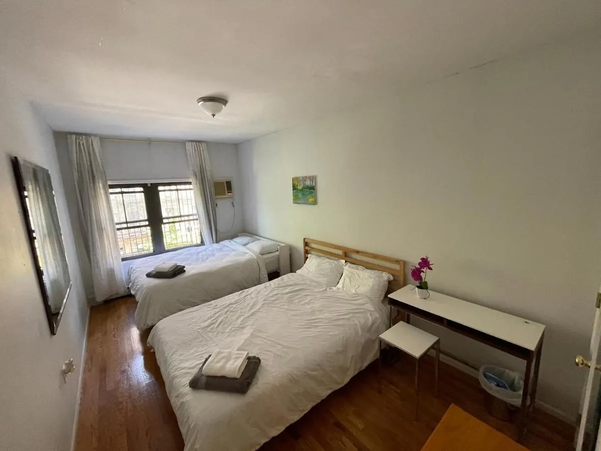 Spacious Bedroom For 4 In Shared Townhouse+Garden New York