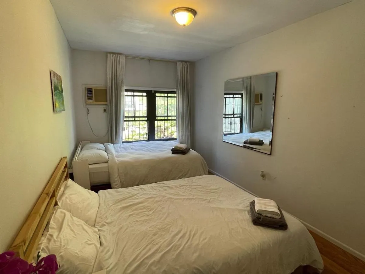 Contacten van Spacious Bedroom For 4 In Shared Townhouse+Garden